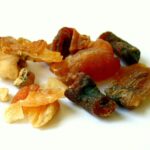 Radice di ginseng su sfondo naturale, simbolo di vigore e afrodisiaco naturale.